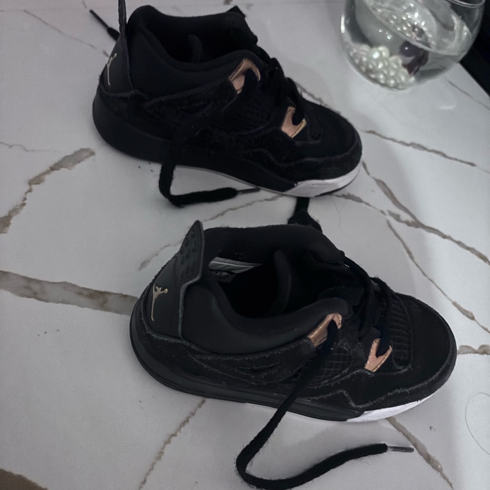Air Jordan retro 4 Black and Gold Sneakers